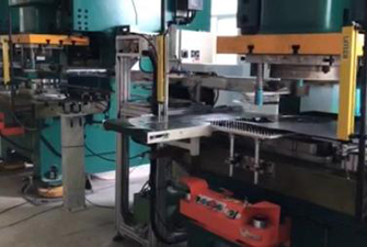 材料架、整平机、偏摆送料机、连杆式机械手+9台冲床